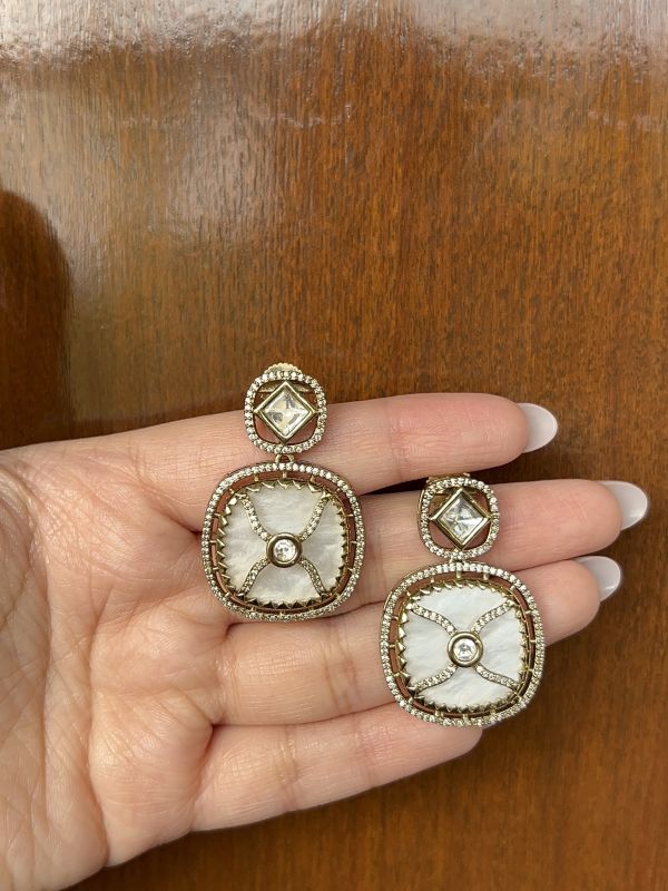 Geometric stud with crystal droplet